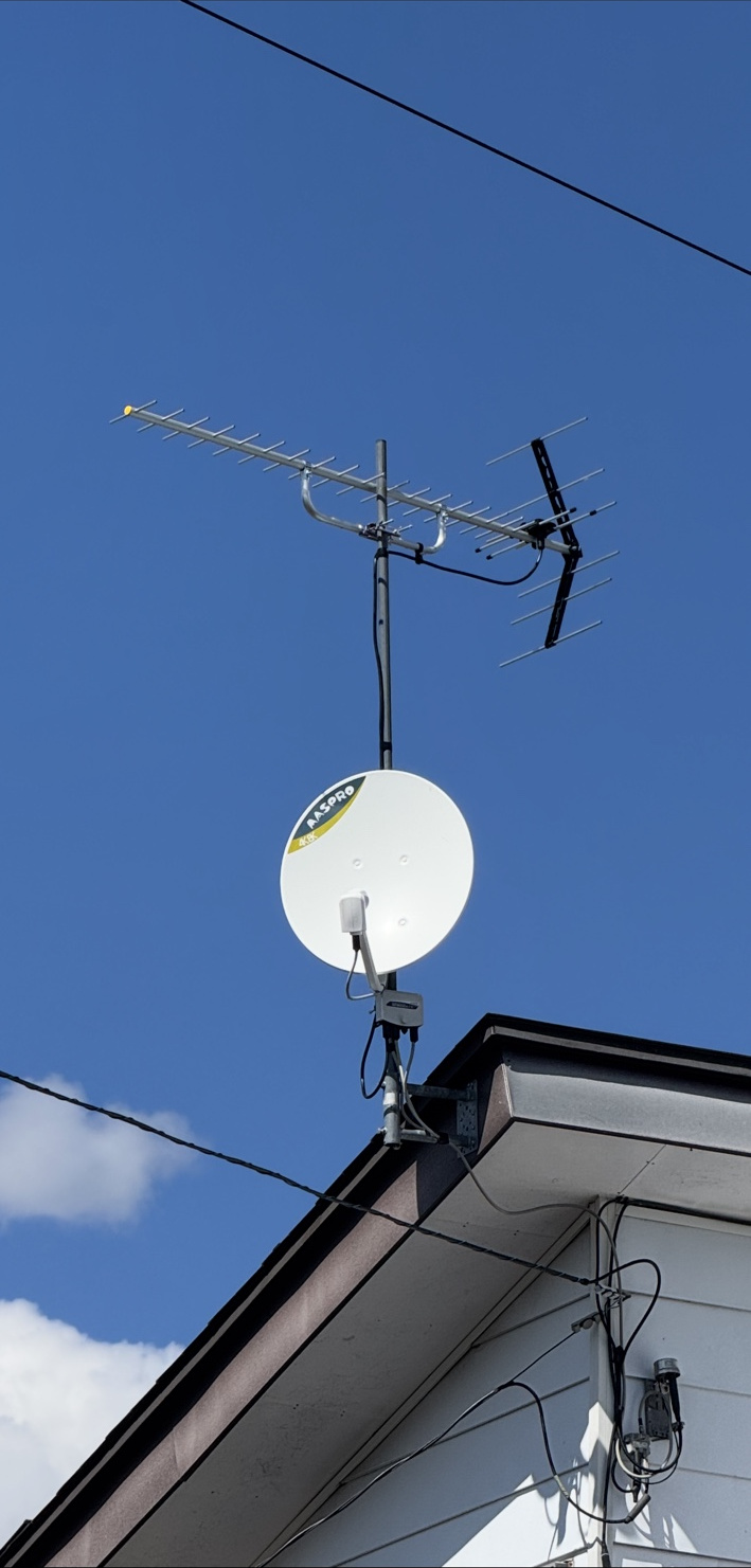 破風に設置した地デジとBS/CSアンテナ