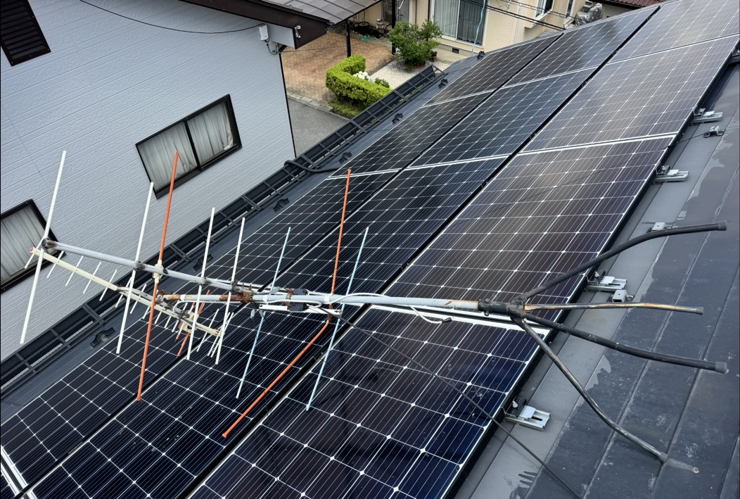 太陽光パネルの上に倒れたアンテナ